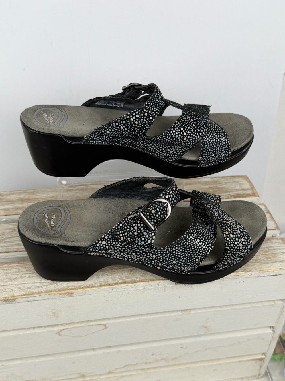 Dansko Sophie sandals feature a black white pebble-dot leather upper 38 (7.5-8)